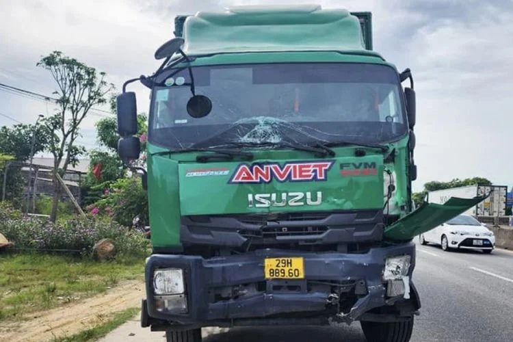 Điều khiển xe có liên quan trực tiếp đến vụ tai nạn giao thông mà không dừng lại, không giữ nguyên hiện trường, không tham gia cấp cứu người bị nạn 1 Điều khiển xe có liên quan trực tiếp đến vụ tai nạn giao thông mà không dừng lại, không giữ nguyên hiện trường, không tham gia cấp cứu người bị nạn