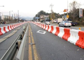 Dừng xe trên dải phân cách cố định ở giữa hai phần đường xe chạy phạt bao nhiêu? 1 Dừng xe trên dải phân cách cố định ở giữa hai phần đường xe chạy phạt bao nhiêu?